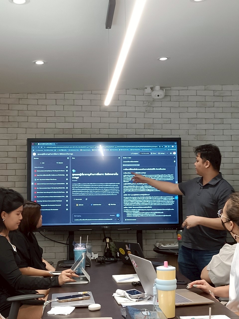 เบนซ์กำลังสาธิต Claude Cowork ในห้องประชุมองค์กร